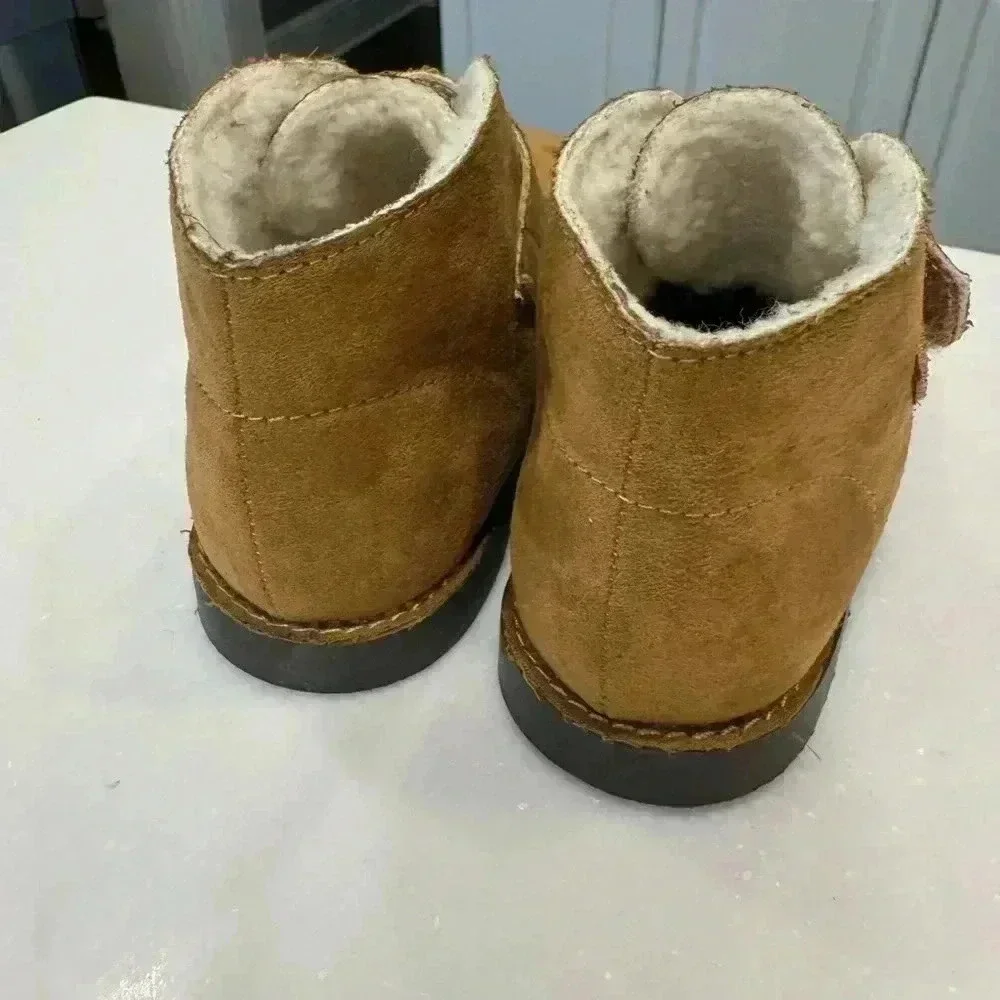 Kenneth Cole reaction unisex chukka boots. Brown suede size 9